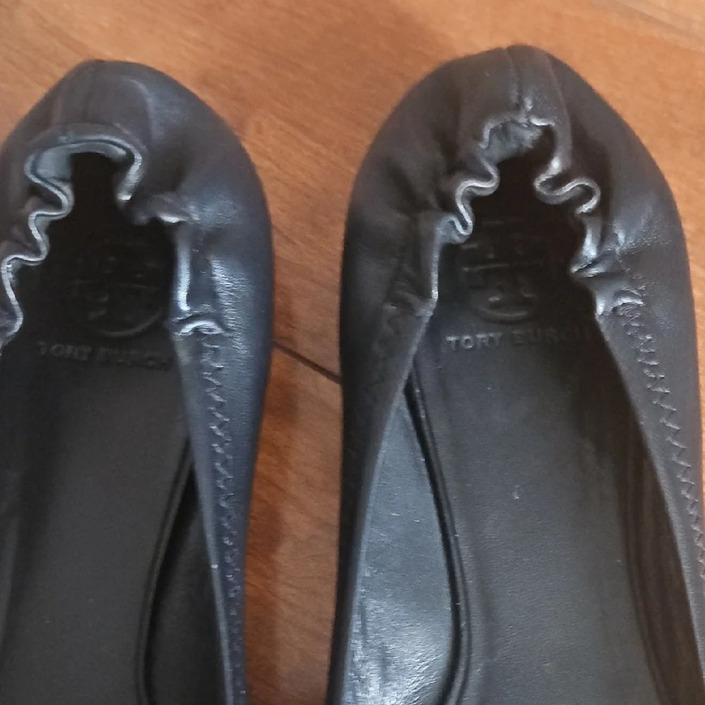Tory Burch Black Flats with Gold Emblem Sz 10M